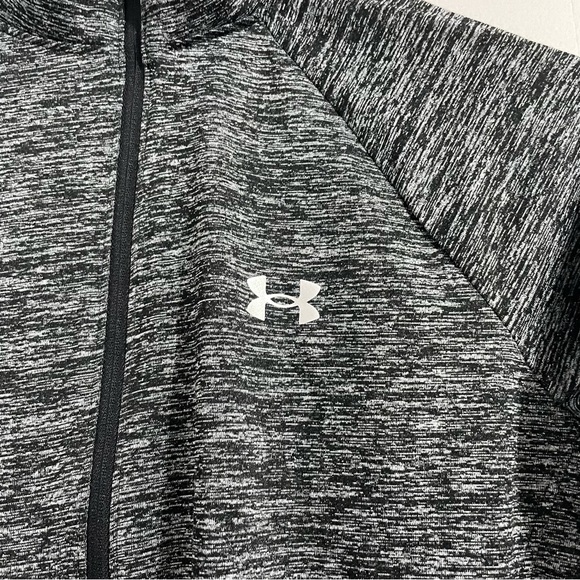 Under Armour Heatgear  Activewear Longsleeves Gray Black Top Size Small NWOT - Picture 2 of 6